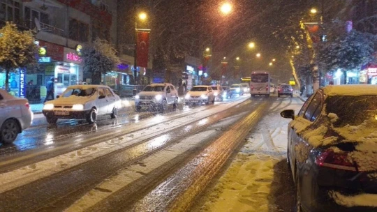 Malatya'da kar yağışı ve tipi sürücülere zor anlar yaşattı