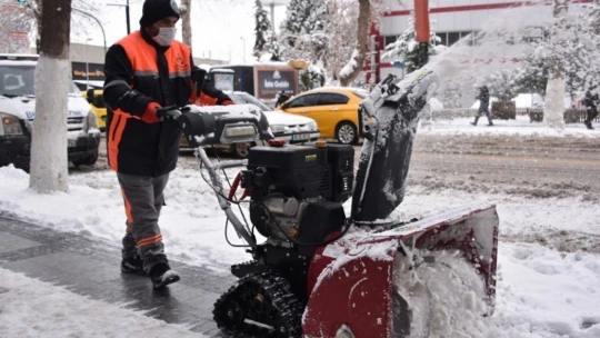 Malatya'da karla mücadele aralıksız sürüyor