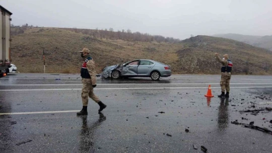 Malatya'da karşı şeride geçen tır 2 araca çarptı