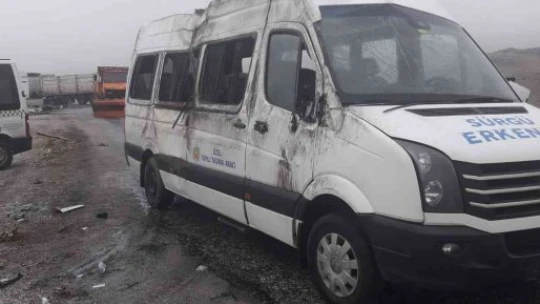 Malatya'da karşı şeride geçen tır 2 araca çarptı