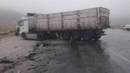 Malatya'da karşı şeride geçen tır 2 araca çarptı