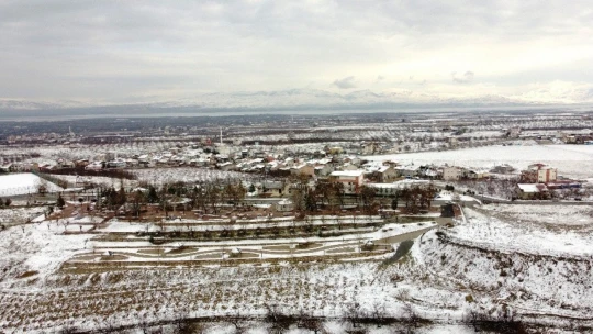 Malatya'da kayısı ağaçlarına beyaz gelinlik