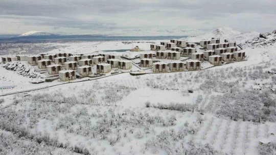 Malatya'da kayısı bahçeleri beyaz gelinliğini giydi