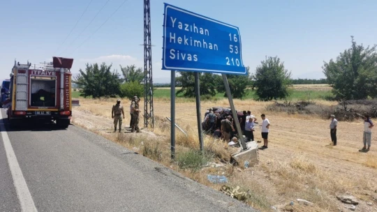 Malatya'da kontrolden çıkan araç devrildi: 5 yaralı
