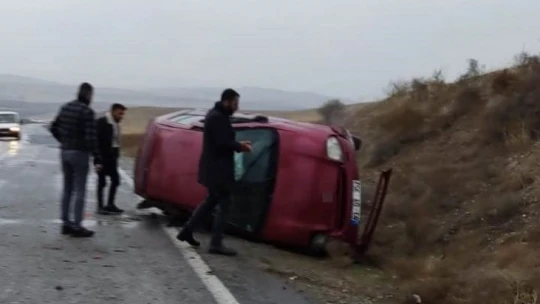 Malatya'da kontrolden çıkan araç yan yattı: 3 yaralı