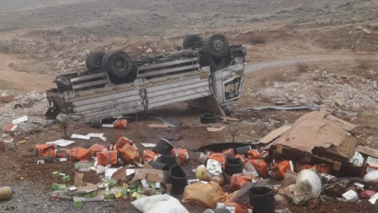Malatya'da kontrolden çıkan kamyonet takla attı