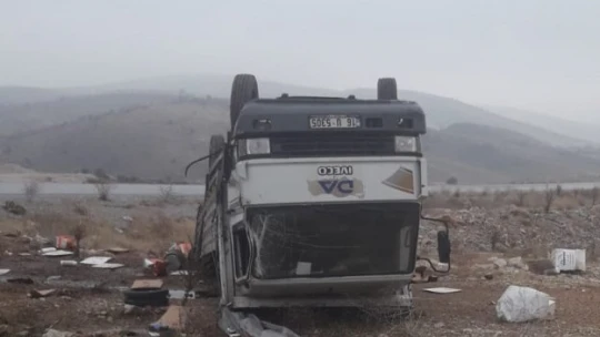 Malatya'da kontrolden çıkan kamyonet takla attı