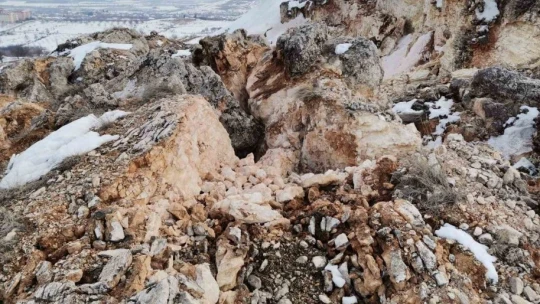 Malatya'da korkunç manzara: Deprem dağı ikiye böldü