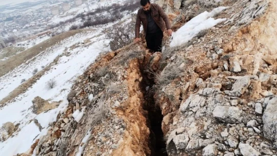 Malatya'da korkunç manzara: Deprem dağı ikiye böldü