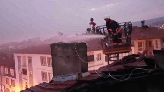 Malatya'da korkutan çatı yangını