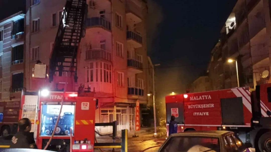 Malatya'da korkutan çatı yangını