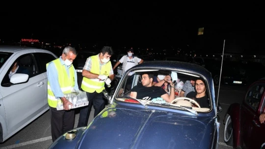 Malatya'da korona virüs günlerinde otomobilde sinema keyfi