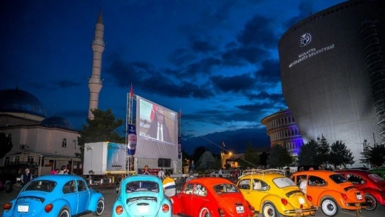 Malatya'da korona virüs günlerinde otomobilde sinema keyfi