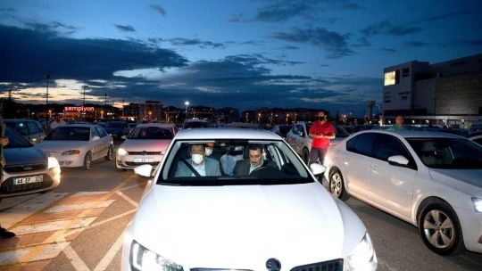 Malatya'da korona virüs günlerinde otomobilde sinema keyfi
