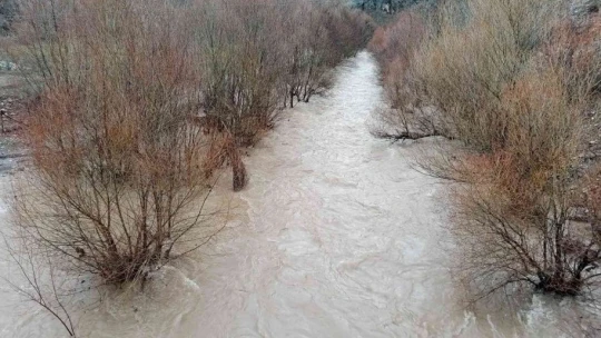 Malatya'da Kozluk Çayı taştı, yollar su altında kaldı