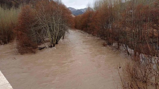 Malatya'da Kozluk Çayı taştı, yollar su altında kaldı