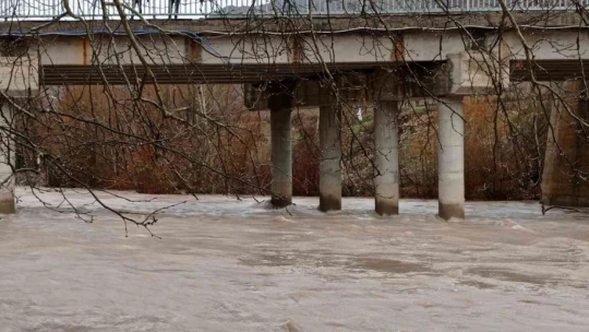 Malatya'da Kozluk Çayı taştı, yollar su altında kaldı