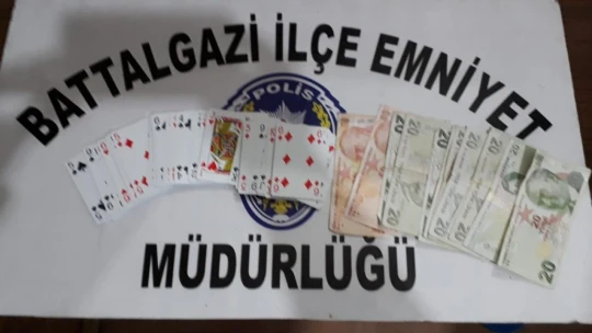 Malatya'da kumar baskınında silah ve uyuşturucu ele geçirildi