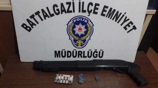 Malatya'da kumar baskınında silah ve uyuşturucu ele geçirildi