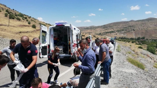 Malatya'da minibüs şarampole uçtu: 15 yaralı