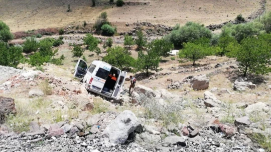 Malatya'da minibüs şarampole uçtu: 15 yaralı