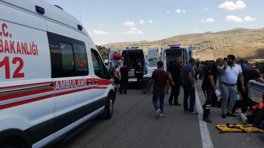 Malatya'da minibüs şarampole uçtu: 15 yaralı