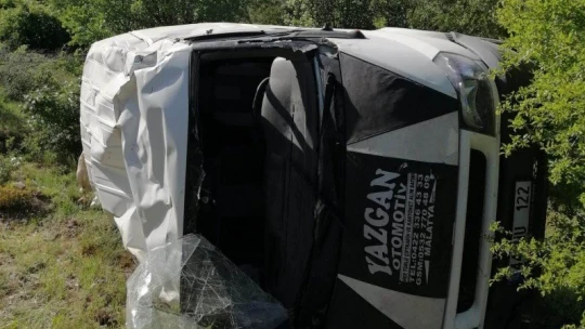 Malatya'da minibüs şarampole yuvarlandı: 2 yaralı