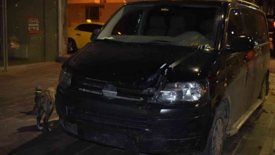 Malatya'da minibüsün çarptığı ticari araç hurdaya döndü