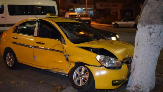 Malatya'da minibüsün çarptığı ticari araç hurdaya döndü