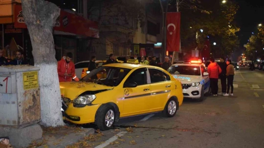 Malatya'da minibüsün çarptığı ticari araç hurdaya döndü