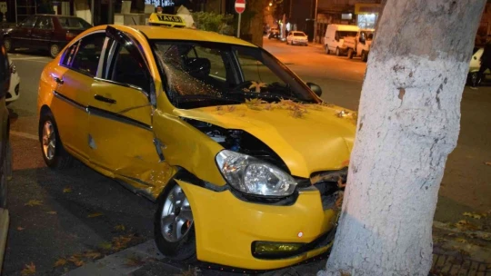 Malatya'da minibüsün çarptığı ticari araç hurdaya döndü