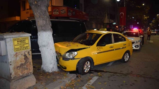 Malatya'da minibüsün çarptığı ticari araç hurdaya döndü
