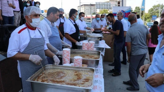 Ticaret Odası aşure dağıttı