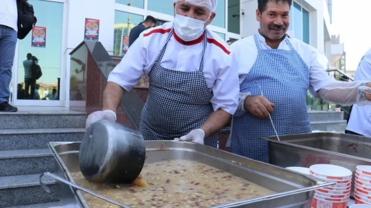 Ticaret Odası aşure dağıttı