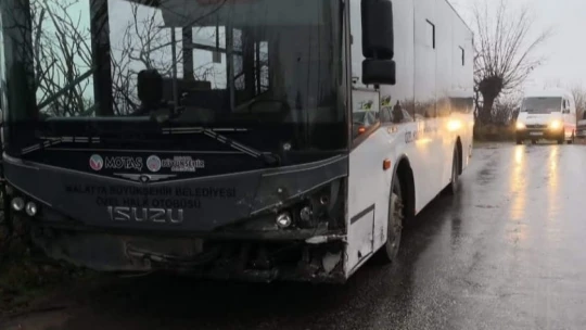 Malatya'da otobüs ile otomobil çarpıştı: 7  yaralı