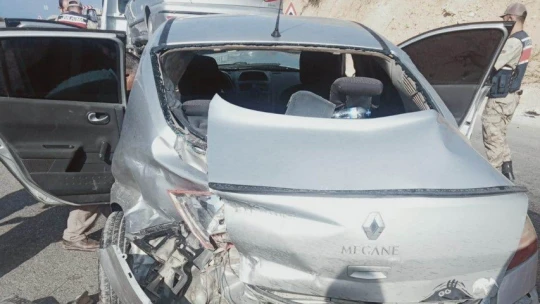 Malatya'da otomobil bariyerlere çarptı: 1'i ağır 4 yaralı