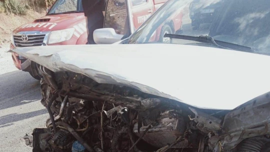 Malatya'da otomobil bariyerlere çarptı: 1'i ağır 4 yaralı