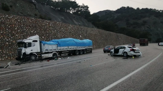 Malatya'da otomobil ile tır çarpıştı: 2 yaralı