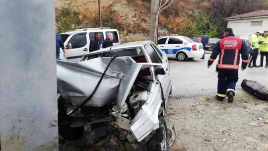 Malatya'da otomobil üst geçidin ayağına çarptı