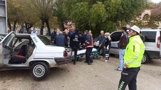 Malatya'da otomobil üst geçidin ayağına çarptı