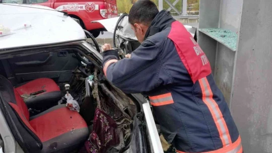 Malatya'da otomobil üst geçidin ayağına çarptı