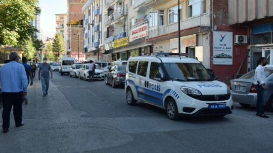 Malatya'da plazada silahlı kavga: 2 yaralı