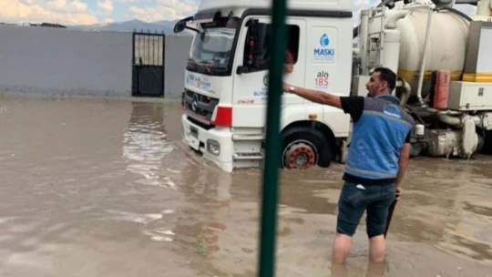 Malatya'da sağanak nedeniyle fabrikaları su bastı üretime ara verildi