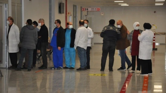 Malatya'da sağlık görevlilerine aşılar vurulmaya başladı