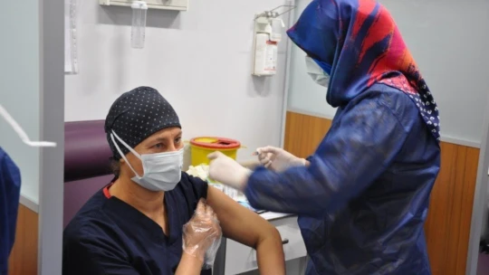 Malatya'da sağlık görevlilerine aşılar vurulmaya başladı