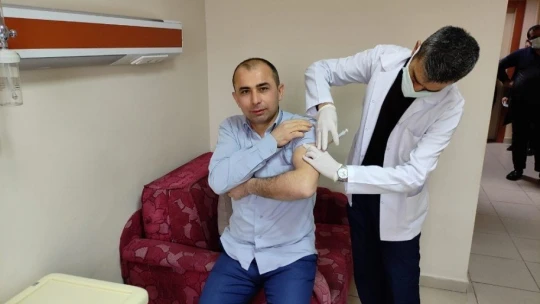 Malatya'da sağlık görevlilerine aşılar vurulmaya başladı