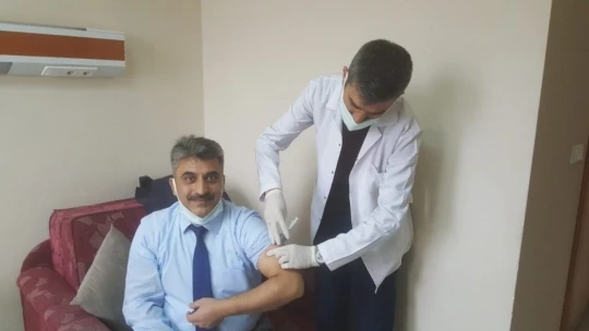 Malatya'da sağlık görevlilerine aşılar vurulmaya başladı