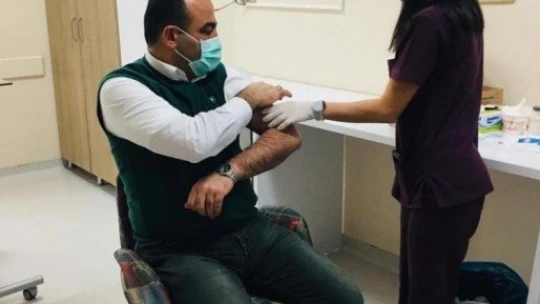 Malatya'da sağlık görevlilerine aşılar vurulmaya başladı