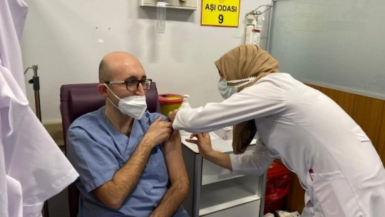 Malatya'da sağlıkçılara 2. doz aşılar vurulmaya başlandı