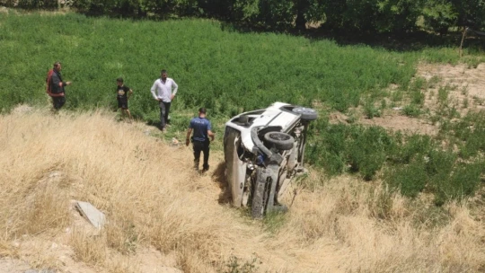 Malatya'da şarampole uçan araçta can pazarı: 2'si ağır 6 yaralı